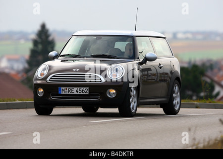 Mini Cooper Clubman, braun, Modelljahr 2007-fahren, schräg von vorne, Vorderansicht, Straße Stockfoto