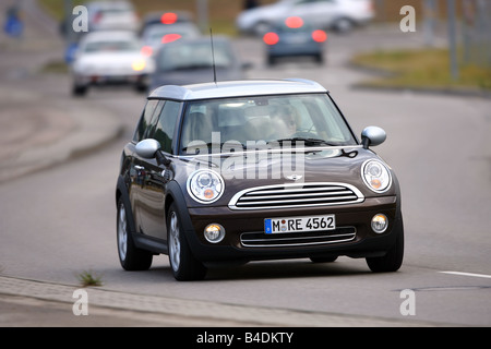 Mini Cooper Clubman, braun, Modelljahr 2007-fahren, schräg von vorne, Vorderansicht, Stadt Stockfoto