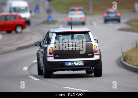 Mini Cooper Clubman, braun, Modelljahr 2007-fahren, diagonal von der Rückseite, hintere Ansicht, Stadt Stockfoto