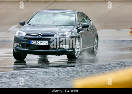 Citroen C5 V6 HDi 205 Biturbo, Modelljahr 2008-Dunkelblue bewegt, schräg von vorne, Vorderansicht, Einfahr-und Prüfstrecke Stockfoto