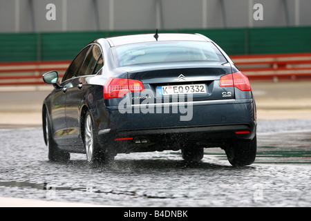 Citroen C5 V6 HDi 205 Biturbo, Modelljahr 2008-Dunkelblue bewegt, diagonal von der Rückseite, hintere Ansicht, Einfahr-und Prüfstrecke Stockfoto