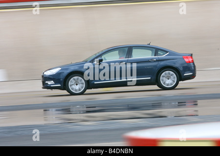 Citroen C5 V6 HDi 205 Biturbo, Modelljahr 2008-Dunkelblue bewegt, seitliche Ansicht, Einfahr-und Prüfstrecke Stockfoto