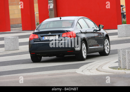 Citroen C5 V6 HDi 205 Biturbo, Modelljahr 2008-Dunkelblue bewegt, diagonal von der Rückseite, hintere Ansicht, Einfahr-und Prüfstrecke Stockfoto