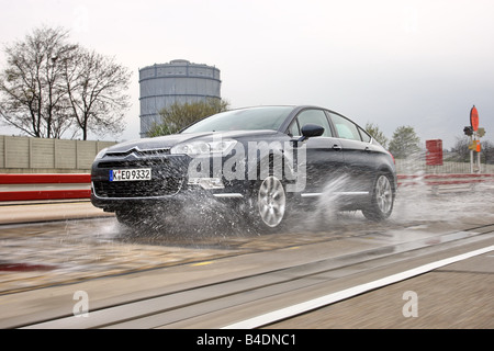 Citroen C5 V6 HDi 205 Biturbo, Modelljahr 2008-, Dunkelblue, Umzug, Diagonal von der Front, Vorderansicht, Test track, Wasser, Aq Stockfoto