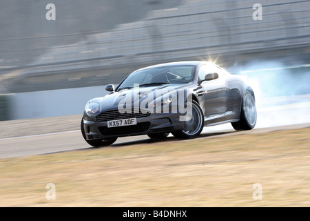 Aston Martin DBS, Bj. 2008-, Anthrazit, fahren, schräg von vorne, Vorderansicht, Teststrecke, Drift, driften, puf Stockfoto