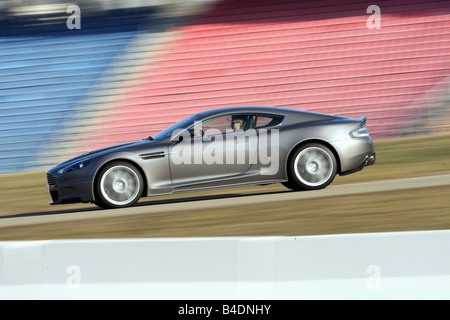 Aston Martin DBS, Bj. 2008-, Anthrazit, treibende, Side View, Einfahr-und Prüfstrecke Stockfoto