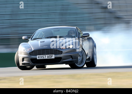 Aston Martin DBS, Bj. 2008-, Anthrazit, fahren, schräg von vorne, Vorderansicht, Teststrecke, Drift, driften, puf Stockfoto