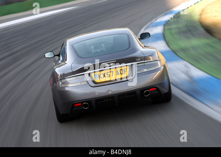 Aston Martin DBS, Modelljahr 2008-Anthrazit, fahren, diagonal von hinten, Rückfahrkamera, Teststrecke Stockfoto