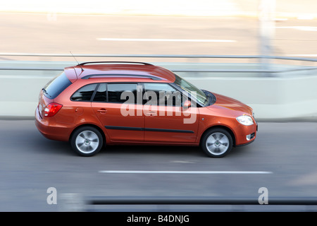 Skoda Fabia Combi 1.9 TDI Sport, Modelljahr 2007-, orange - metallic, rostrot, treibende, Seitenansicht, Stadt Stockfoto