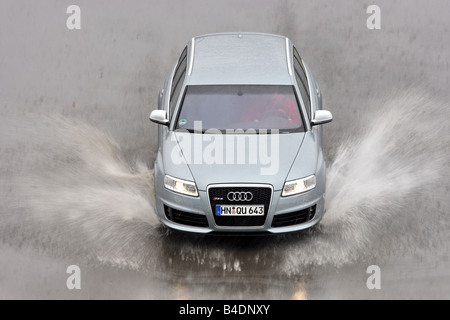 Audi RS6 Avant, Modell Jahr 2008-Silber, fahren, Vorderansicht, Test track, Wasser, Aquaplaning Stockfoto