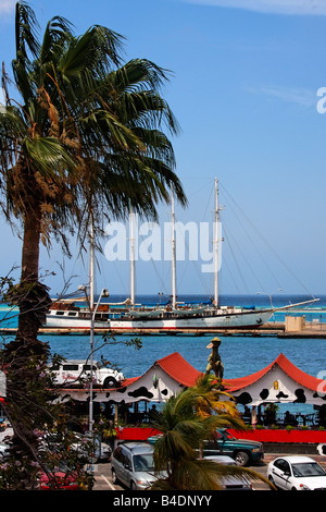 West Indies Aruba Oranjestadt Bar Cafe The Paddock Dino auf dem Dach-Hafen Stockfoto