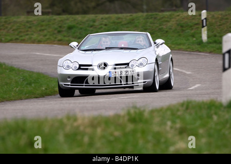 Mercedes SLR McLaren, Modell Jahr 2008-Silber, fahren, schräg von vorne, Vorderansicht, Landstraße, offen oben Stockfoto