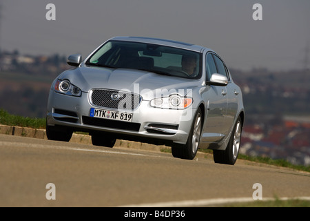 Jaguar XF 2.7 Dieselmotor Luxus, Modell Jahr 2008-Silber, fahren, schräg von vorne, Vorderansicht, Landstraße Stockfoto