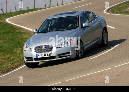 Jaguar XF 2.7 Dieselmotor Luxus, Modell Jahr 2008-Silber, fahren, schräg von vorne, Vorderansicht, Landstraße Stockfoto