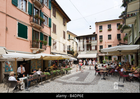 Straßencafés in der Mitte der alten Stadt, Malcesine, Gardasee, Italien Stockfoto