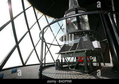 Nahaufnahme von Nash Point Lighthouse Hauptlicht an Spitze der 33 Meter hohe Turm mit Blick auf Bristol Channel Marcross South Wales UK Stockfoto