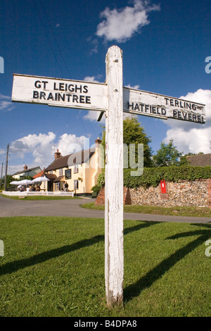 Dorf Wegweiser aus Holz und das Quadrat Kompass Pub Fairstead Essex England Stockfoto