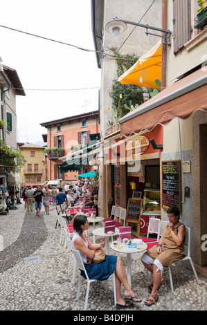 Straßencafés im Zentrum der Altstadt Malcesine am Gardasee Italien Stockfoto