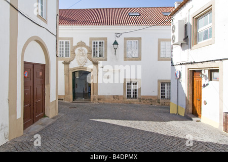 Fassade des Guy Fino Tapestry Museum in der Stadt Portalegre, Portugal. Installiert im Castelo Branco Palast. Stockfoto