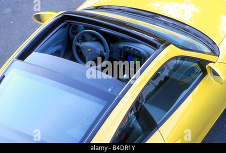 Auto, Porsche 911 Targa Coupé, Baujahr 2001-Roadster, gelb, Diagonal von oben offenen Schiebedach, Innenansicht Stockfoto