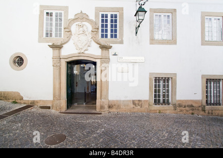 Fassade des Guy Fino Tapestry Museum in der Stadt Portalegre, Portugal. Installiert im Castelo Branco Palast. Stockfoto