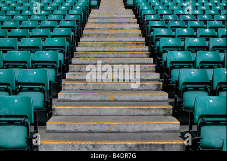 Nummerierten Schritte in einem Sportstadion zwischen den grünen pastic Sitzgelegenheiten Stockfoto