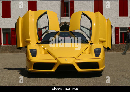 Auto, Ferrari Enzo Ferrari, Roadster, Coupé, Baujahr 2002-gelb, frontale Ansicht, stehend, Aufrechterhaltung, offene Türen Stockfoto