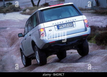 Auto, Land Rover Range Rover 4.4i, Langlauf-Fahrzeug, Modell Jahr 2002-Silber, Offroad, diagonal von der Rückansicht hinten Stockfoto