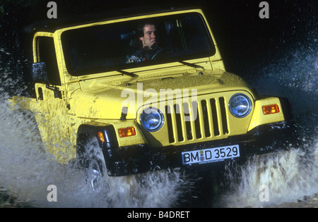 Auto, Chrysler Jeep Wrangler 4.0, Langlauf-Fahrzeug, Modelljahr 1996-, gelb, fahren, Offroad, diagonal von der Vorderseite her Stockfoto