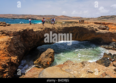 West Indies Aruba Naturbrücke Touristen Stockfoto