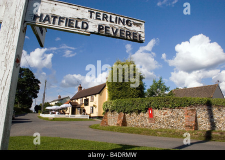 Dorf-Wegweiser und das Quadrat Kompass Pub Fairstead Essex England Stockfoto