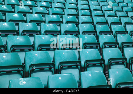 Stuhlreihen leere grüne Kunststoff in einem Sportstadion Stockfoto