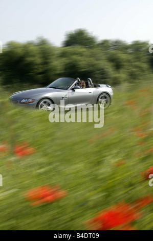 Auto, BMW Z4, Cabrio, Baujahr 2003-Silber/Anthrazit, fahren, Land Straße, Blander, Diagonal von vorn, Mohn fi Stockfoto