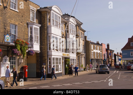 Menschen zu Fuß auf der High Street in Southwold, Suffolk, Uk Stockfoto