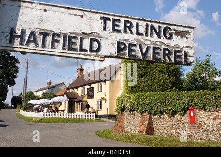 hölzerne Dorf Wegweiser und das Quadrat Kompass Pub Fairstead Essex England Stockfoto