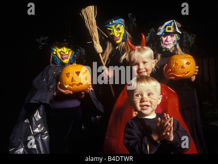 Kinder für Halloween verkleidet Stockfoto