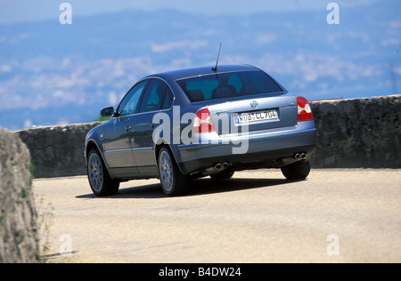 Auto, VW Volkswagen Passat W8, Limousine, Silber, Baujahr 2001-Mittelklasse, fahren, diagonal von der Rückseite, hintere Ansicht, cou Stockfoto