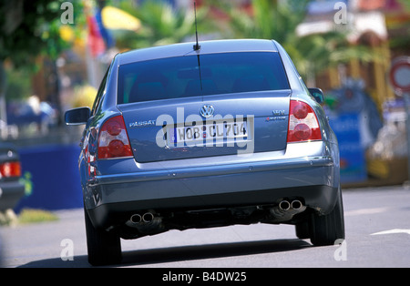 Auto, VW Volkswagen Passat W8, Limousine, Silber, Baujahr 2001-Mittelklasse, fahren, diagonal von der Rückseite, hintere Ansicht Cit Stockfoto