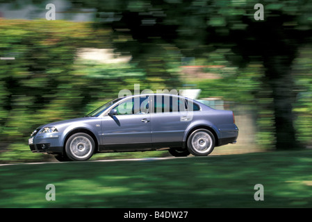 Auto, VW Volkswagen Passat W8, Limousine, Silber, Baujahr 2001-, Mittelklasse, fahren, Seitenansicht, Landstraße Stockfoto