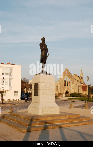 Statue von Admiral Horatio Nelson und königliche Garnison-Kirche in Grand Parade Portsmouth Hampshire England Stockfoto