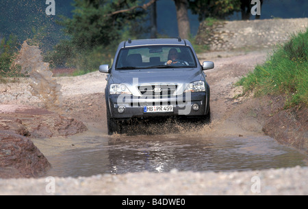 Auto, Kia Sorento, Langlauf Fahrzeug Modelljahr 2002-Silber, fahren, stoenten, Offroad, Diagonal von vorn, frontalen vi Stockfoto