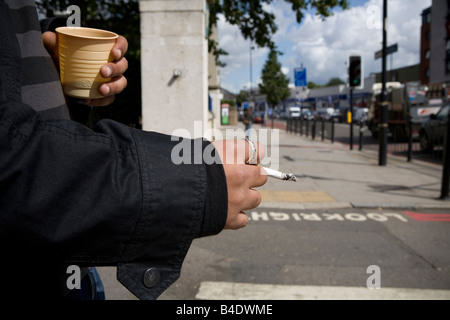 Raucher in der Straße in London Stockfoto