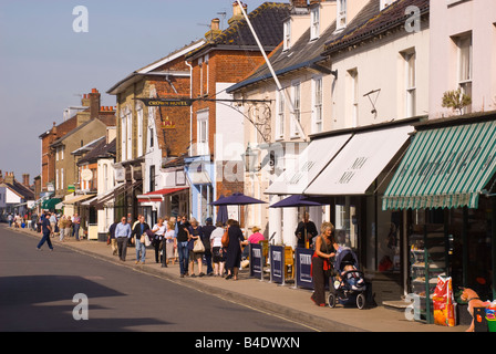 Menschen zu Fuß auf der High Street in Southwold, Suffolk, Uk Stockfoto