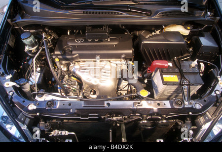 Auto, Toyota Avensis umzukehren, Van, Mittelklasse, Modelljahr 2001-2002, blau, zeigen Sie im Motorraum, Motor, Technik/Zugang Stockfoto