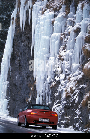 Auto, Auto im Winter, MG-F, rot, Cabrio, geschlossen oben stehend, Wahrung, diagonal von der Rückseite, hintere Ansicht, Schnee Stockfoto