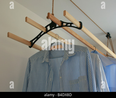 Hemden im Innenbereich auf einer Decke Rack - Trocknen aufgehängt Energieeinsparung! Stockfoto