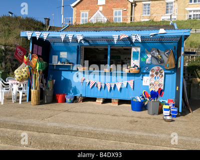 Ein kleines Café, Verkauf von Spielzeug für den Strand an der Strandpromenade in Southwold, Suffolk UK Stockfoto