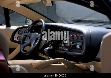 Auto, Jaguar XJ 220, Baujahr 1994, Wein-rot-Metallic, Coupe/Coupe, Roadster, Innenansicht Innenansicht, Cockpit, Technik / Stockfoto