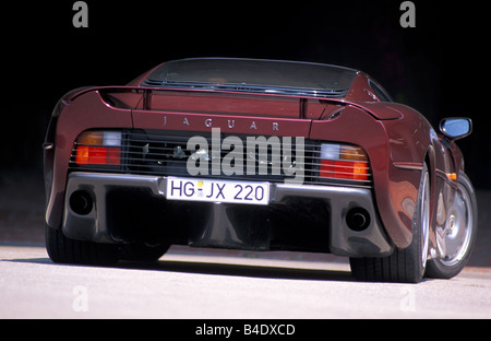 Auto, Jaguar XJ 220, Baujahr 1994, Wein-rot-Metallic, Coupe/Coupe, Roadster, diagonal von der Rückseite, hintere Ansicht Stockfoto
