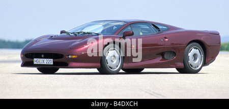 Auto, Jaguar XJ 220, Modell Jahr 1994, Wein-rot-Metallic Coupe/Coupe, Roadster, stehend, Aufrechterhaltung, Diagonal von der Vorderseite her Stockfoto